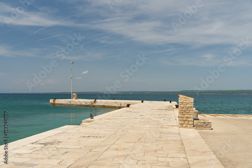 Fototapeta Naklejka Na Ścianę i Meble -  Bootsanlegestelle auf der Insel Veliki Brijun im Nationalpark Brijuni vor der Küste Kroatiens im Sommer