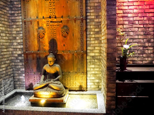 Back then, having yakiniku was a must when visiting Taichung.
This statue at the BBQ place felt more like a Chinese historical site rather than restaurant decor!