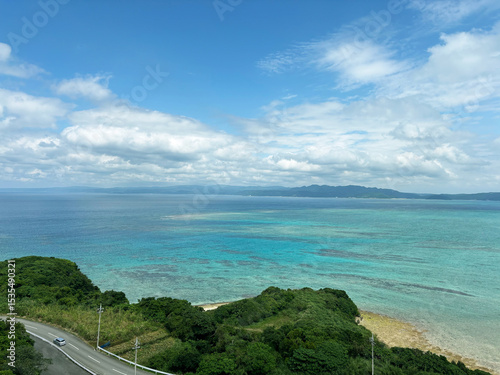 大自然に囲まれた沖縄の海