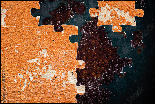 Pieza de rompecabezas sobre una superficie metálica oxidada con pintura desgastada. Concepto de solución, ajuste, creatividad y fondo texturizado.