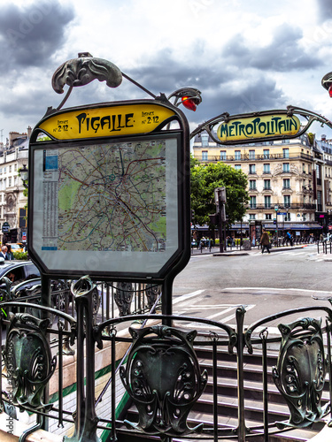 Fototapeta Naklejka Na Ścianę i Meble -  Entrée de la station de métro Pigalle à Paris
