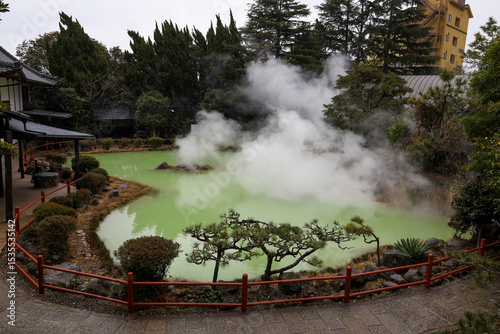 Foto The landscape of Shiraike Jigoku water