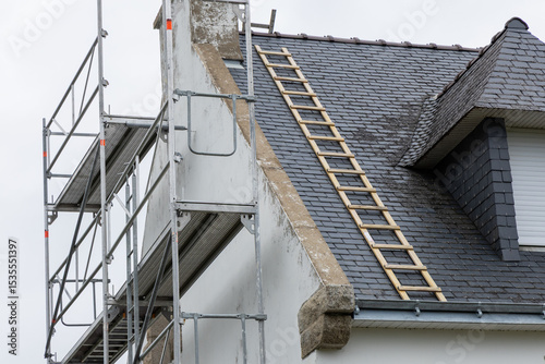 Obraz na płótnie La façade d’une maison en cours de ravalement.