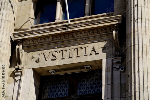 JVSTITIA (Justice en latin). Inscription gravée sur un fronton de pierre.