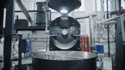 Foto Industrial coffee roasting machine processing