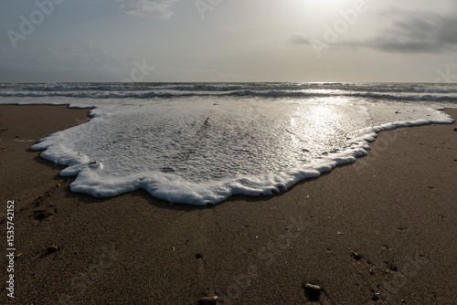 Tempo sospeso - L'attimo perfetto tra onda e sabbia sul Mediterraneo