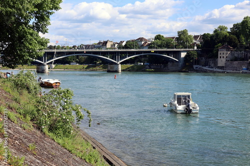 Boote auf dem Rhein in Basel
