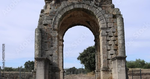 Roman arch of Caparra filmed from bottom to top.