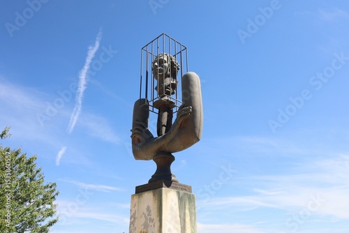 Statue du sculpteur Alexandre Bourganov représentant le marquis de Sade, à côté du château du Marquis de Sade, village typique de Lacoste, département du Vaucluse, France