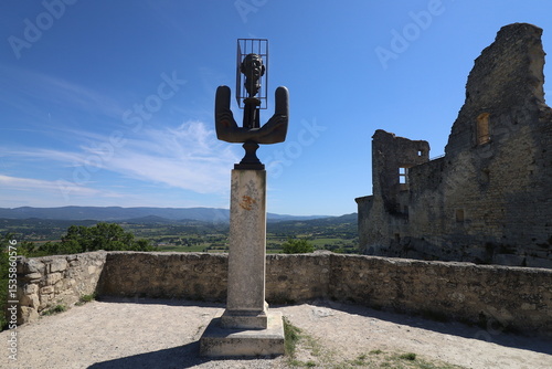 Statue du sculpteur Alexandre Bourganov représentant le marquis de Sade, à côté du château du Marquis de Sade, village typique de Lacoste, département du Vaucluse, France