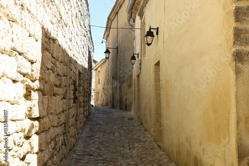Ruelle pavée typique dans le village, village typique de Lacoste, département du Vaucluse, France