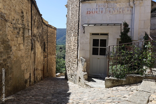 Ruelle pavée typique dans le village, village typique de Lacoste, département du Vaucluse, France