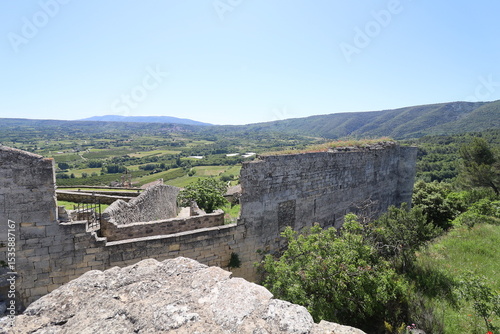 Le château du Marquis de Sade, château de Lacoste, vue de l'extérieur, village typique de Lacoste, département du Vaucluse, France