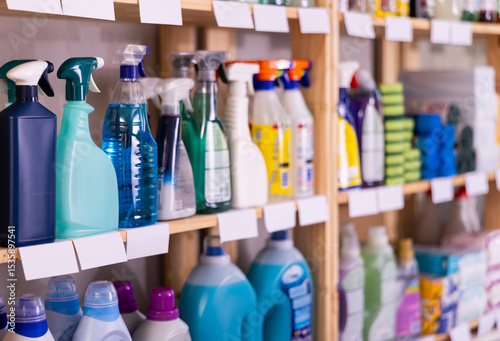 Fotografía Assortment of kitchen and window cleaning products in the household goods depart