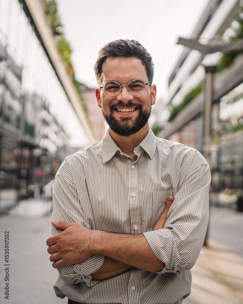 Naklejka premium Portrait of man with beard and eyeglasses stand in the street