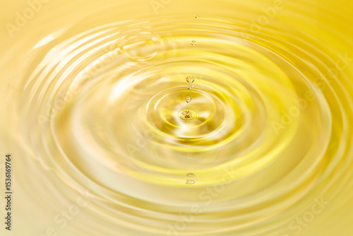 水面に落ちる水滴.