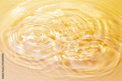 水面に落ちる水滴.