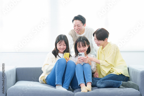 リビングでスマートフォンを使う親子