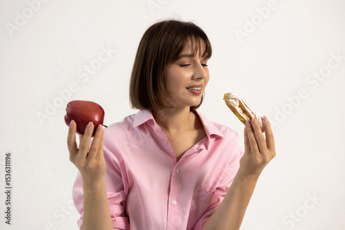 Canvas Print Woman choosing between apple and éclair
