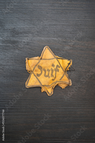 L'étoile jaune ( « étoile des Juifs ») dispositif de discrimination et de marquage imposé par l'Allemagne nazie au cours de la Seconde Guerre mondiale