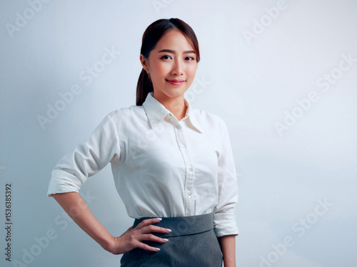 手を腰にこちらを見つめる健康的な日本人女性