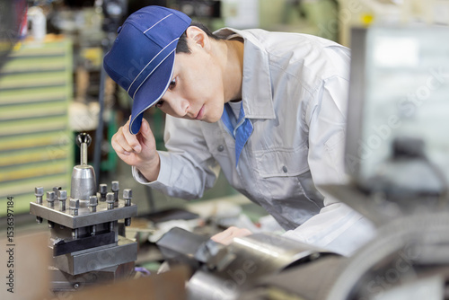 工場で機械を操作する男性作業員
