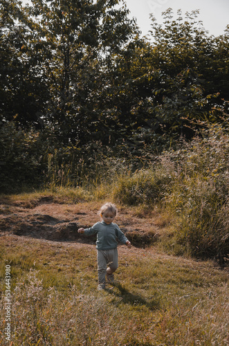 Portrait d'un enfant garçon qui court dans la nature