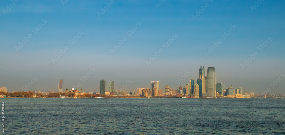 Naklejka premium Vista panorámica de la ciudad de Nueva Jersey desde el ferry a Staten Island. Panorámica de la ciudad a orillas de Upper Bay destacando el rascacielos 30 Hudson Street. Estados Unidos.