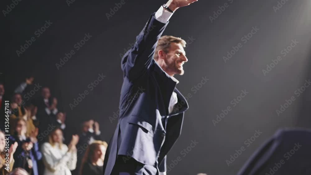 Vidéo Stock Businessman in a suit is raising his arm in celebration ...