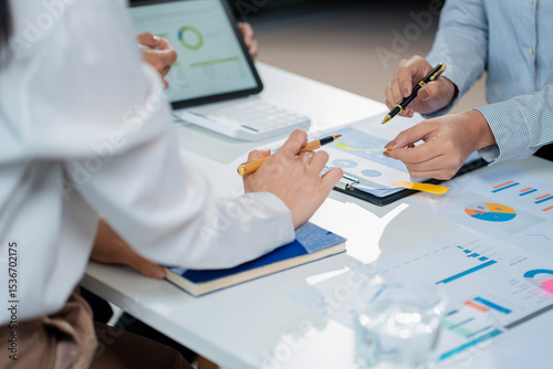 Papier peint financial asian advisor showing plan of investment to clients in the consultancy office