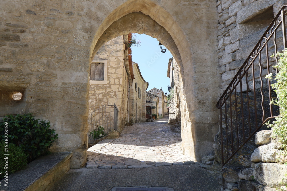 Naklejka premium Portail de la garde, porte de ville, village typique de Lacoste, département du Vaucluse, France