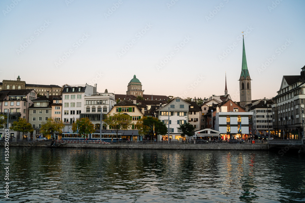 Panoramablick auf die Zürcher Altstadt und die Limmat Panoramablick auf die Zürcher Altstadt und die Limmat