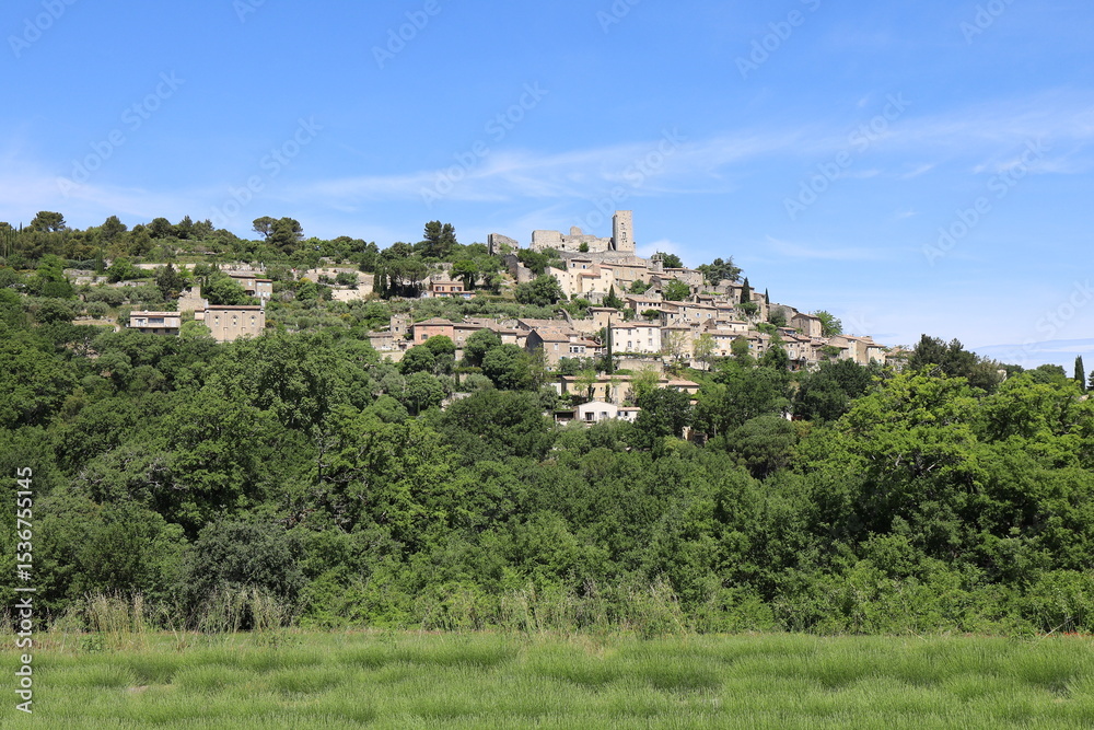 Fototapeta premium Vue d'ensemble du village, village typique de Lacoste, département du Vaucluse, France