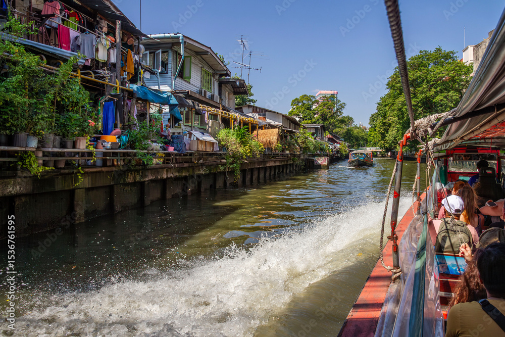 Φωτογραφία Fast canal boat ride through Bangkok’s local neighborhood with splash and street life on shore