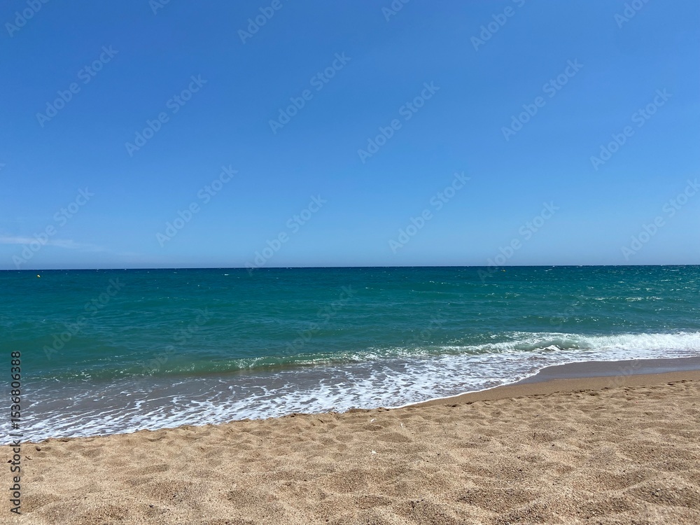 Sonniger Strand mit Sand und Meer Sonniger Strand mit Sand und Meer