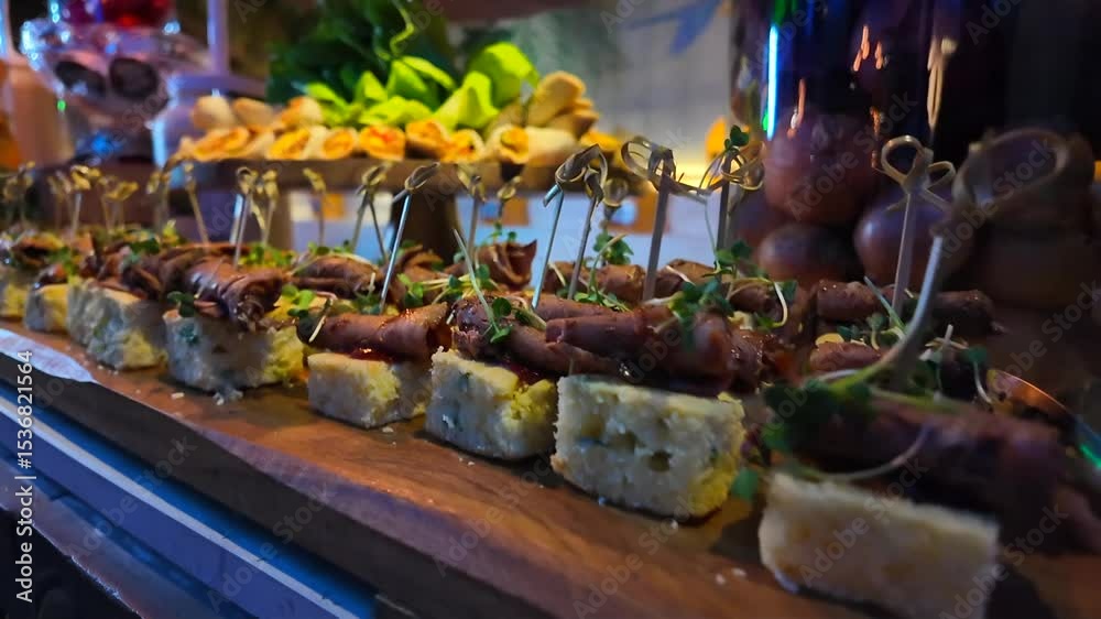 Bocadillos sobre mesa de madera.