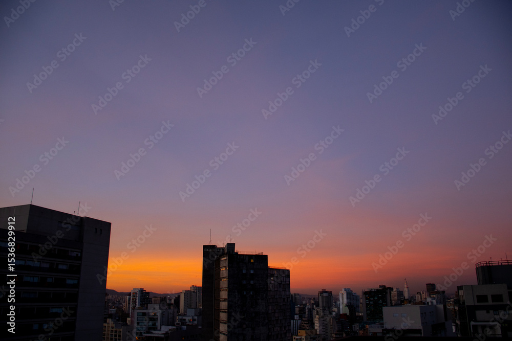Fototapeta premium sunset in the urban center of São Paulo under a clear sky