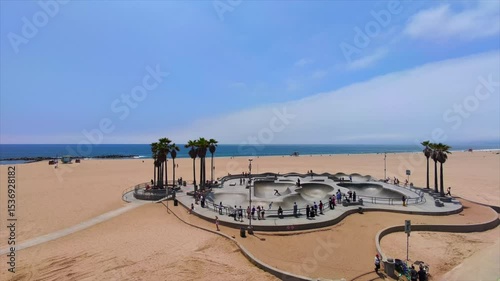 Parque de patinetas en la playa con cielo azul.