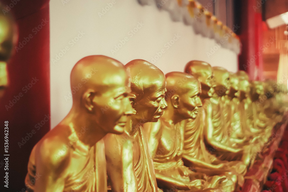 Fototapeta premium Worship at Wat Chedi (Ai Khai), Thailand