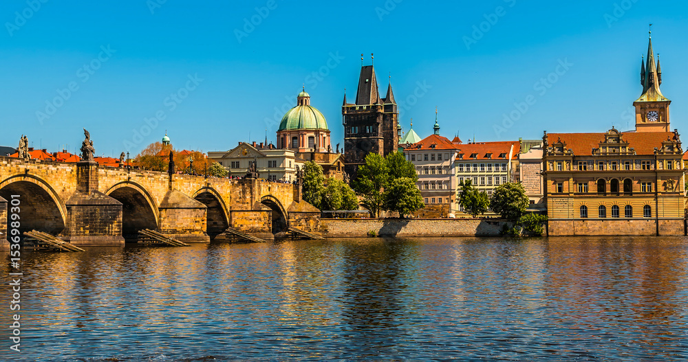 Obraz premium A panorama view of the Charles Bridge and the eastern shore of the Vltava river in Prague in springtime