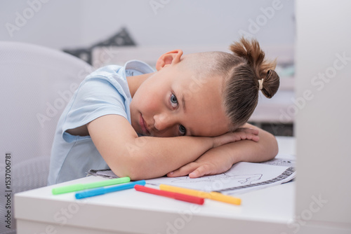 Junge mit Farbstiften malt im Kinderzimmer