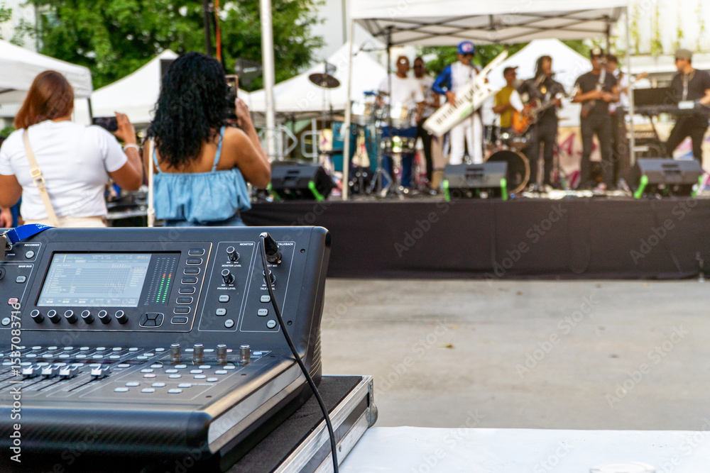 Φωτογραφία Summer music festival at the park