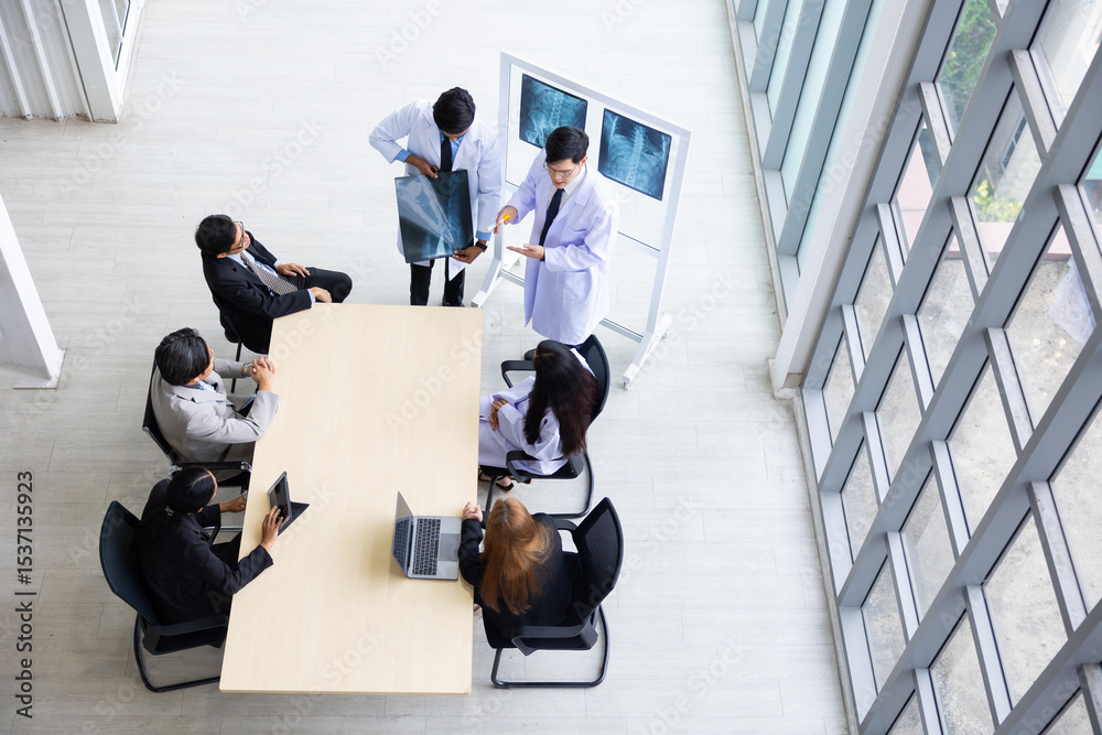 © NVB Stocker - High angle top view, Above Hospital Medical Research : Group of Doctor, nurse and healthcare professional team meeting sitting in the boardroom,  Planning and brainstorming health © NVB Stocker - High angle top view, Above Hospital Medical Research : Group of Doctor, nurse and healthcare professional team meeting sitting in the boardroom,  Planning and brainstorming health