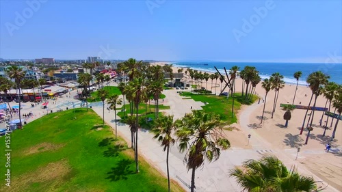 Vista 360 de la playa con tiendas y parques.