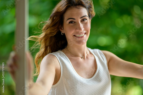 Bella modella ritratto in ambiente moderno e luminoso