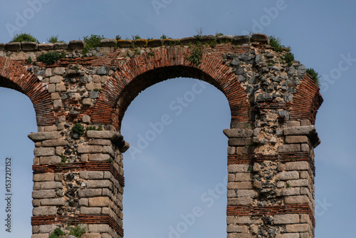 Vista del Acueducto de los Milagros, ruinas romanas en Mérida, Extremadura