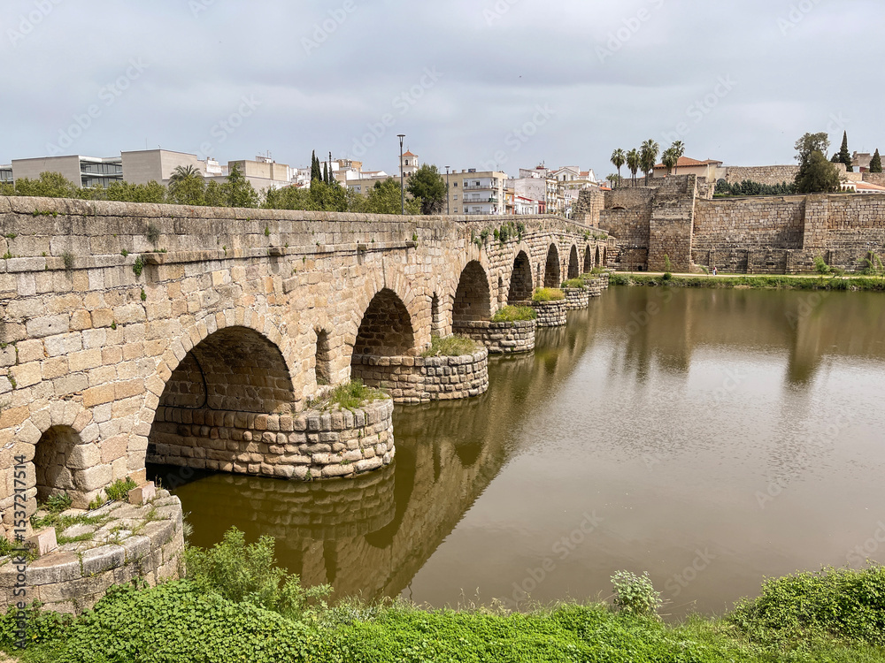 Fototapeta premium Puente romano de Mérida sobre el río Guadiana, Extremadura