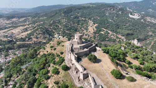 Vista aérea del castillo de Jimena de la Frontera en el parque natural de los alcornocales en la provincia de Cádiz, Andalucía