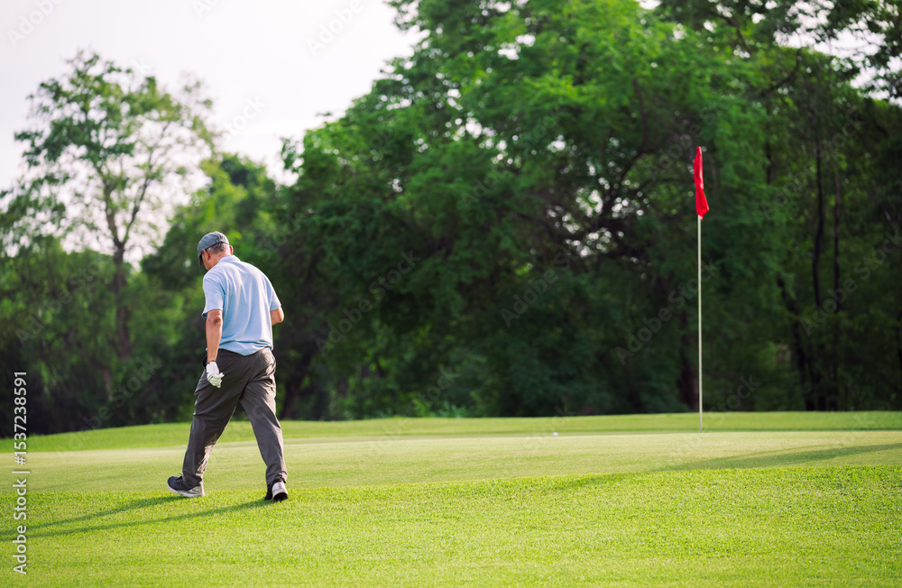 Obraz premium Senior Golfer Man Practicing on Golf Green During Summer Vacation for Active Lifestyle and Healthy Retirement