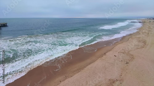 Vista aérea de la costa con cielo nublado.